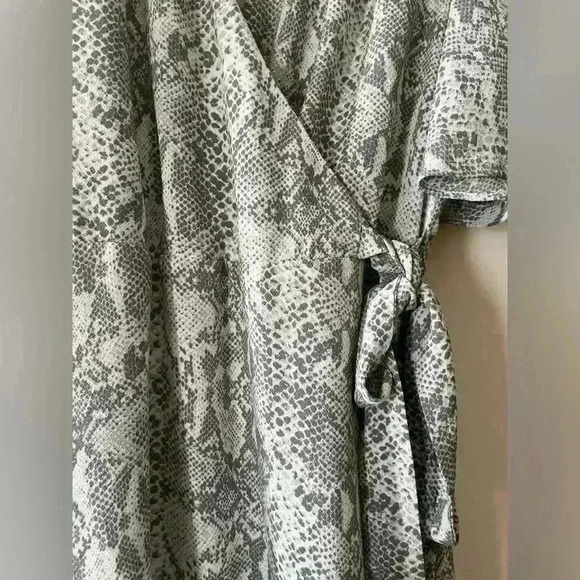 EUC Time & Tru Snakeskin Gray Midi Women’s Size Small (4-6) - Picture 2 of 9